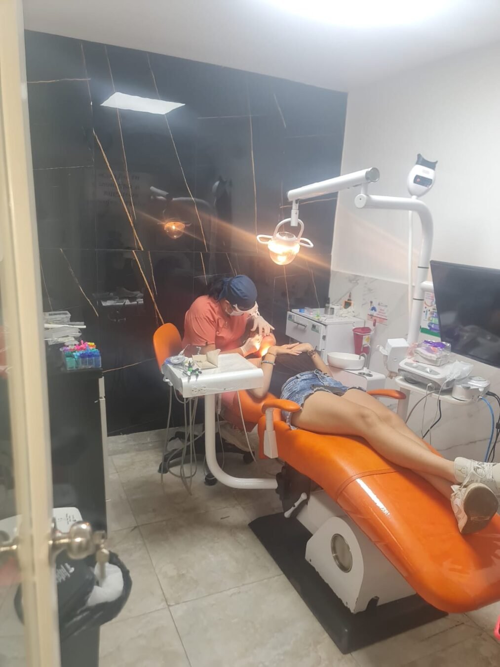 Ortodoncia, limpieza dental profunda, prótesis y odontopediatría en OdontoWay Bogotá.
