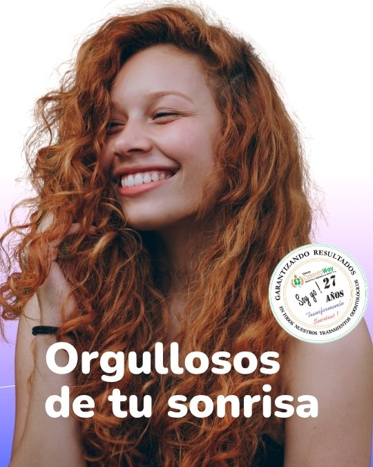 Paciente feliz con diseño de sonrisa natural en Clínica OdontoWay Usaquén Bogotá.
